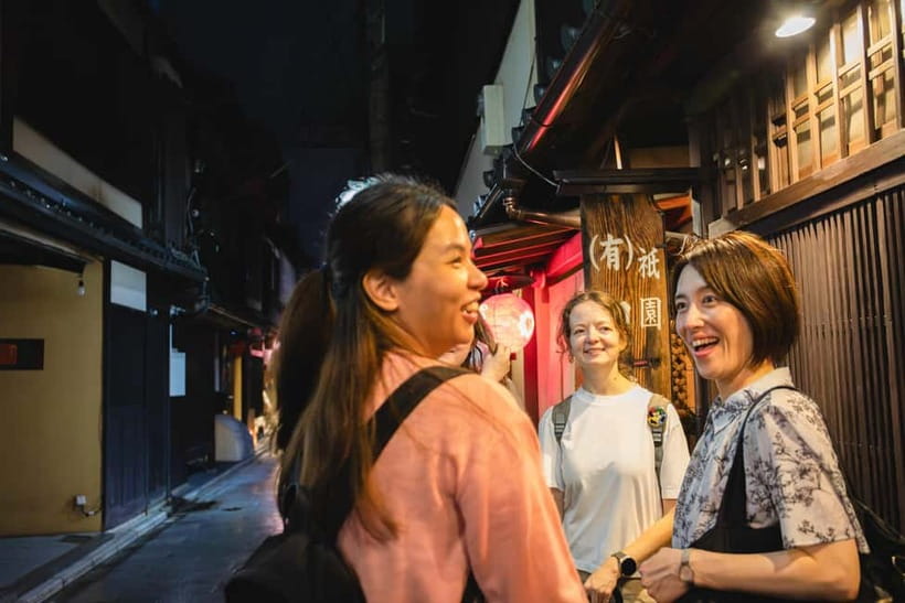 Kyoto: Gion World of the Geisha Guided Walking Tour - The warm-up at Yasaka Shrine (40 minutes)