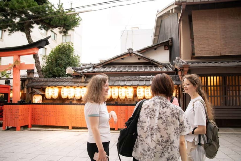 Kyoto: Gion World of the Geisha Guided Walking Tour - Small breaks that keep the tour fun: sightseeing and a photo stop