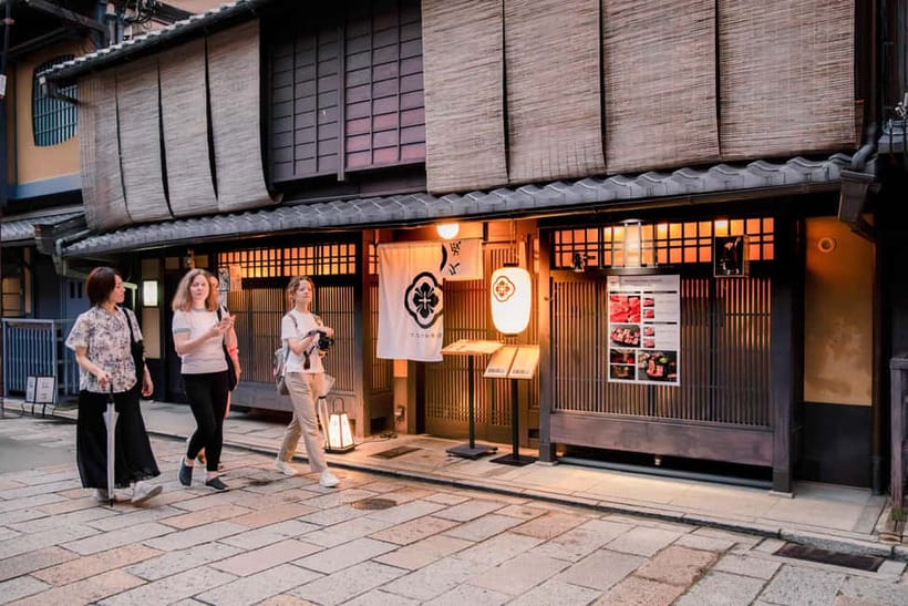 Kyoto: Gion World of the Geisha Guided Walking Tour - Gion Corner: what you get from the short stop