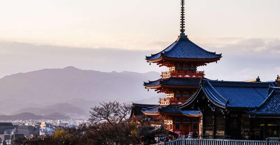 Kyoto: Historic Higashiyama Walking Tour - Key highlights worth showing up for