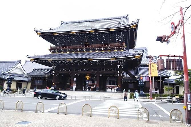 Kyoto Imperial Palace and Nijo Castle Walking Tour - Stop 1: Higashi Hongan-ji Temple and the Big-Picture Buddhist Story