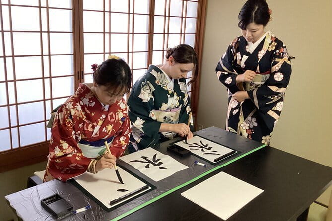 Kyoto: Japanese Calligraphy Class in 150 years old townhouse - Kyoto Calligraphy in Ninenzaka’s 150-Year-Old Townhouse