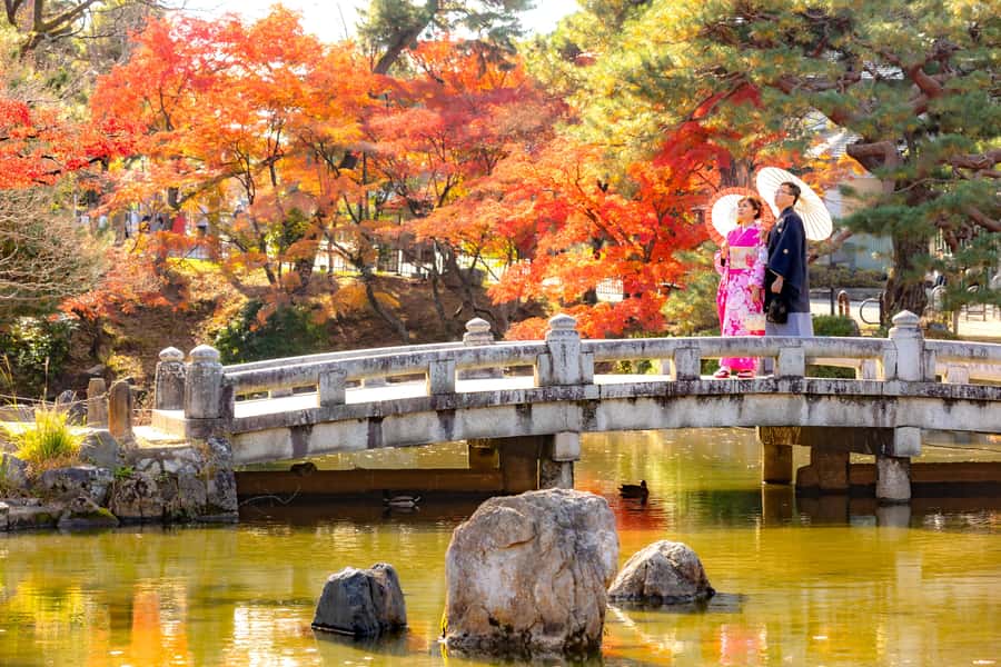 Kyoto Kimono Professional Photoshoot - Option B: Higashiyama photos with your photographer walking with you
