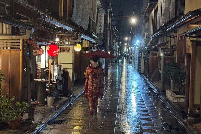 Kyoto Magical Night English Tour: Gion & Fushimi Inari Shrine - Entering The Glowing Torii: Fushimi Inari at Night