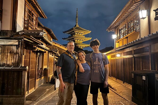 Kyoto Magical Night English Tour: Gion & Fushimi Inari Shrine - Yasaka Pagoda Area: The Scale of Hokanji (Yes, Without Nails)