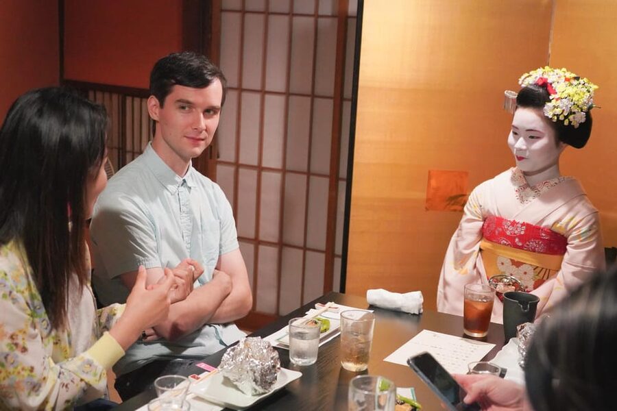 Kyoto: Maiko Dinner in Traditional Restaurant and Tour - The photo moment and etiquette: how to make it memorable