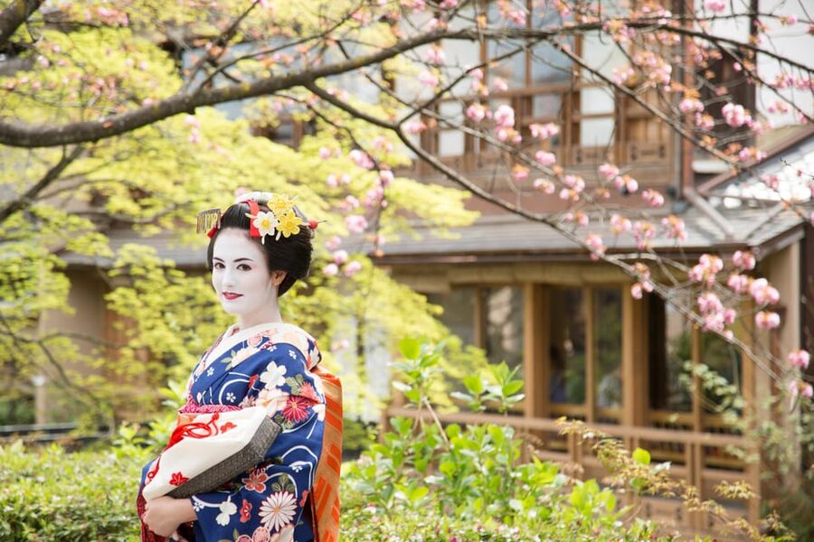Kyoto: Maiko Makeover and Photoshoot Experience - The 150-Minute Flow: From First Wardrobe Step to Final Photos