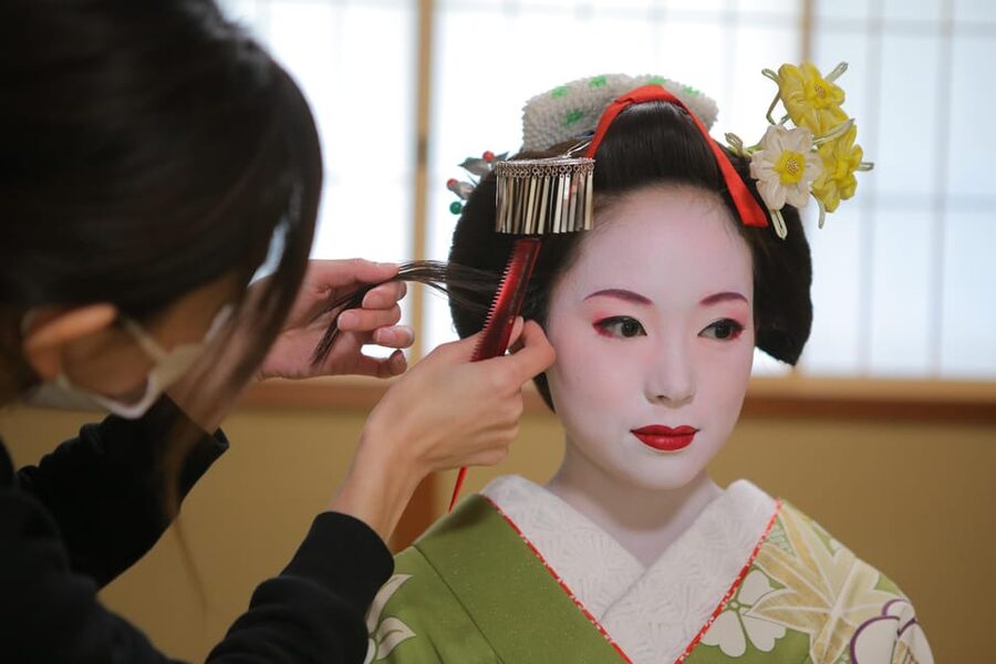 Kyoto: Maiko Makeover and Photoshoot Experience - Choosing a Kimono From 100 Options (and How to Pick Fast)