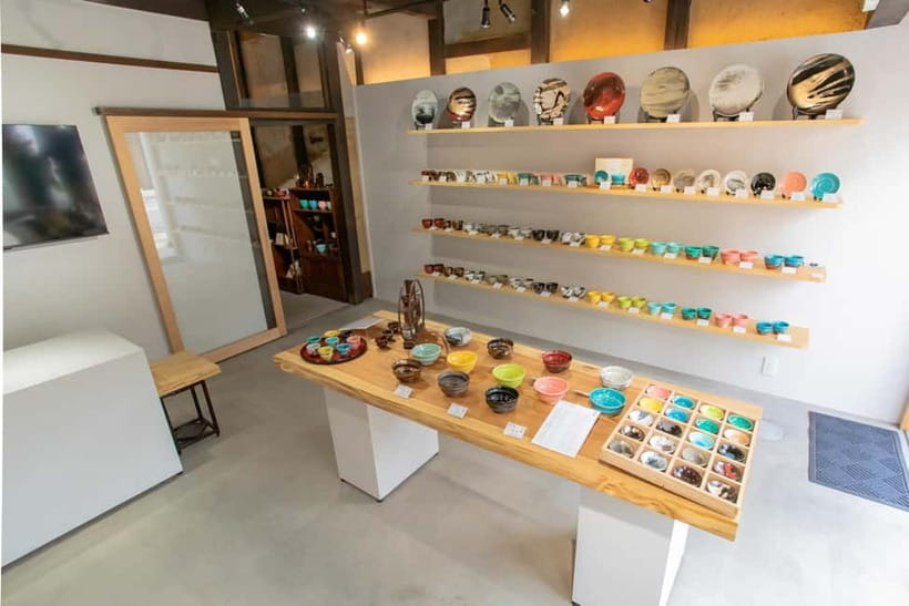 Kyoto: Make Zen Garden and Taste Matcha in Pottery Shop - Inside the machiya: making your karesansui sand garden (in about 30 minutes)