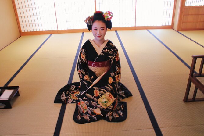 Kyoto: Meet the Geisha Maiko with Gion Walking Tour - The performance at Miyagawasuji: socks, stairs, and real conversation