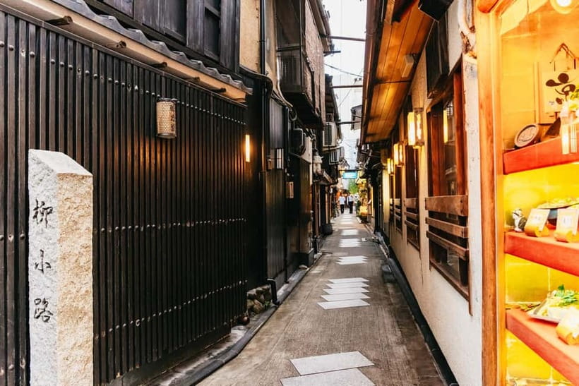 Kyoto Night All-Inclusive Eats and Streets, Gion and Beyond - Small group size and language options: why the night feels personal