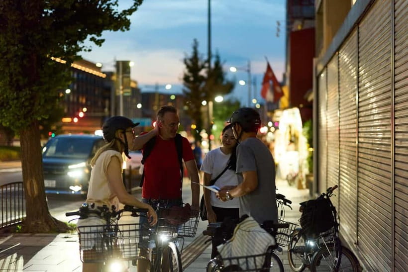 Kyoto: Night E-Bike Tour Hidden Gems & Backstreets - Yasaka Pagoda photo spot: the classic framing moment