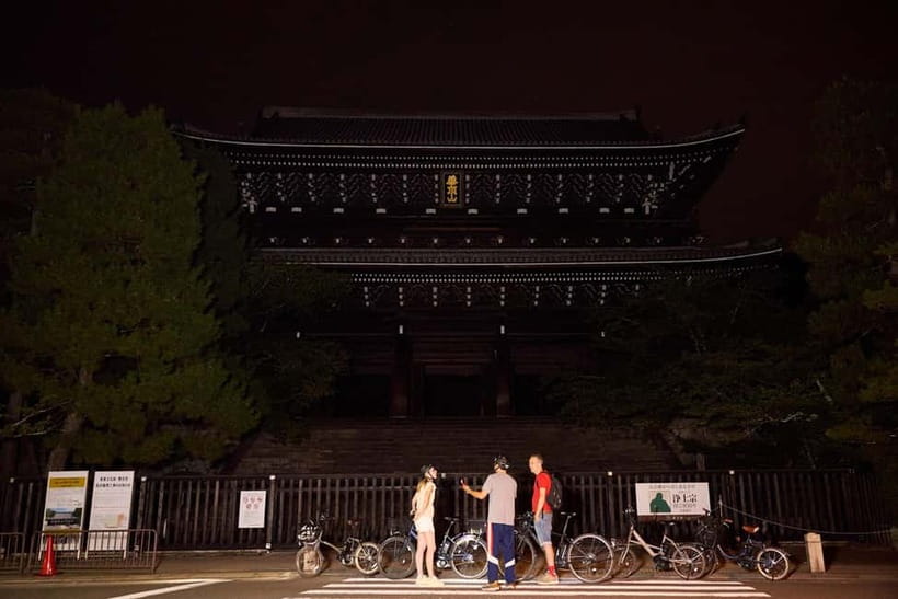 Kyoto: Night E-Bike Tour Hidden Gems & Backstreets - Maruyama Park break: resetting during the ride