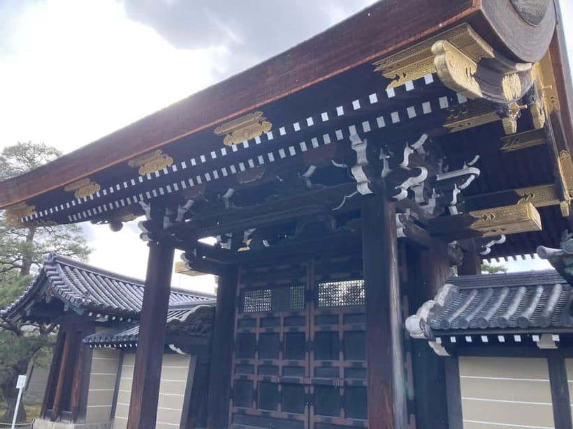 Kyoto: Nijo Castle and Kyoto Imperial Palace Guided Tour - The short walk between sites: history you can hear while moving