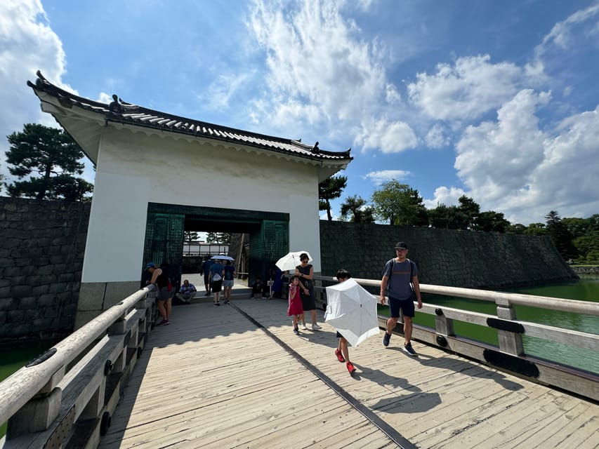 Kyoto: Nijo Castle & Gardens 2-Hour Guided Tour - Honmaru-goten Palace: the main halls and why timing works