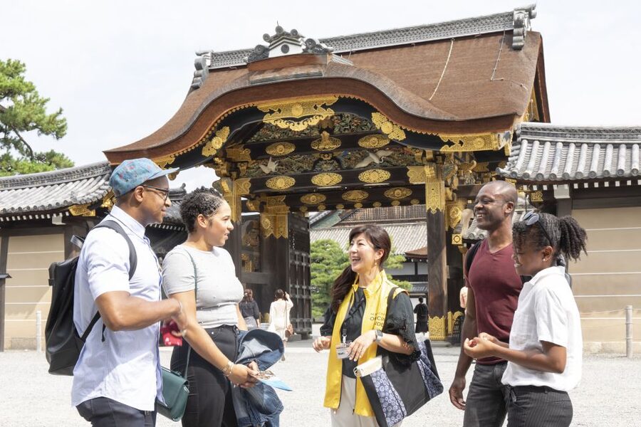 Kyoto: Nijo-jo Castle and Ninomaru Palace Guided Tour - Starting at Higashi Ote-mon Gate: the fastest way to get your bearings