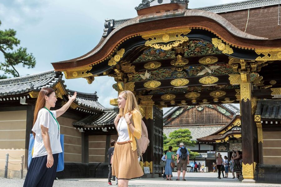 Kyoto: Nijo-jo Castle and Ninomaru Palace Guided Tour - Ninomaru Garden: the calmer counterweight to the politics