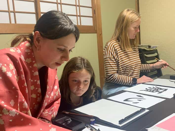 Kyoto Ninenzaka : Japanese Calligraphy Class in Townhouse - Group size, language support, and how it feels during class