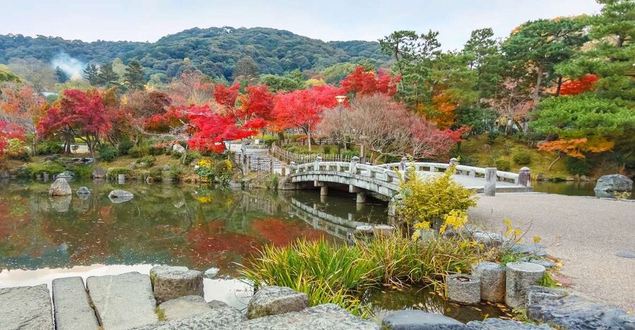 Kyoto: Private 2.5 Hour Historical Walking Tour - Entering Kyoto Through Yasaka Shrine’s West Gate
