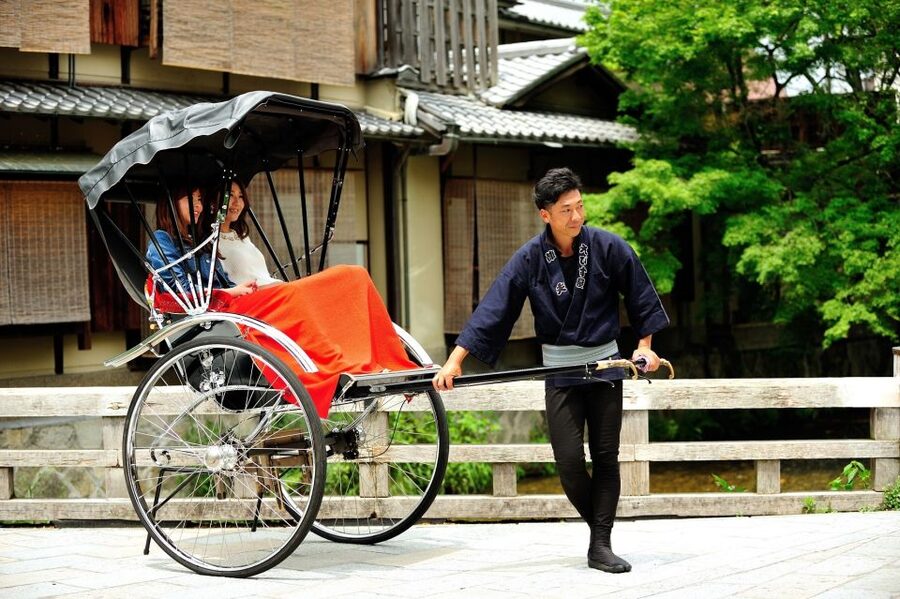 Kyoto: Private Rickshaw Tour of Gion and Higashiyama Area - Why a Rickshaw Through Higashiyama Feels Like Kyoto Time Travel