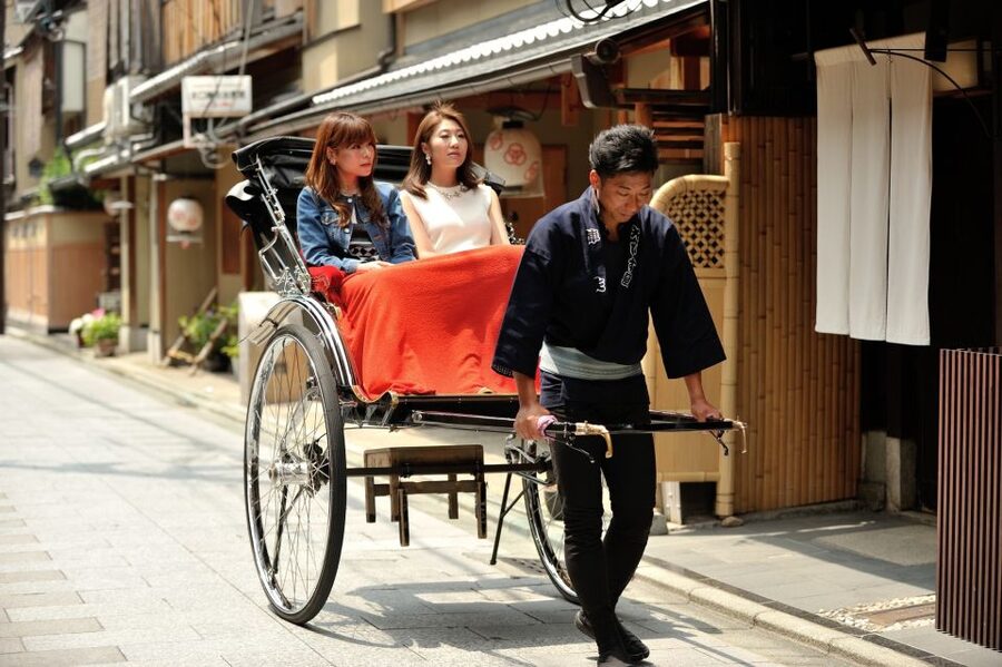 Kyoto: Private Rickshaw Tour of Gion and Higashiyama Area - Passing Through Gion: A Street-Level Look at Geisha District Life