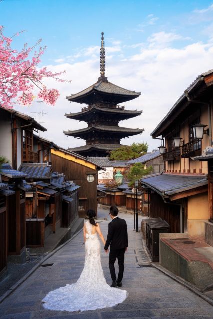 Kyoto: Private romantic photoshoot for couples - Meeting at 370 Yasaka Kamimachi: The Start That Sets the Tone