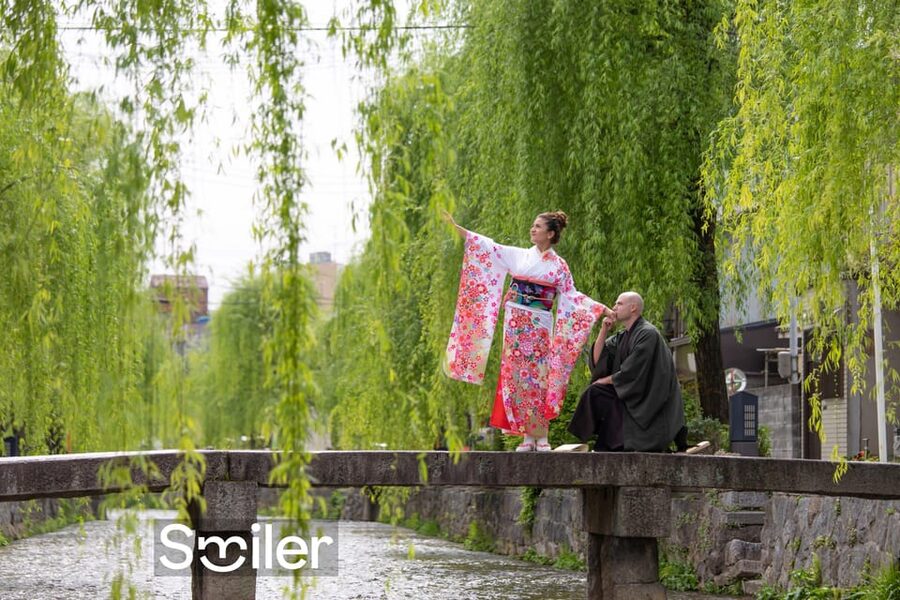Kyoto: Private romantic photoshoot for couples - How the Photographer Finds Your Best Kyoto Photo Moments