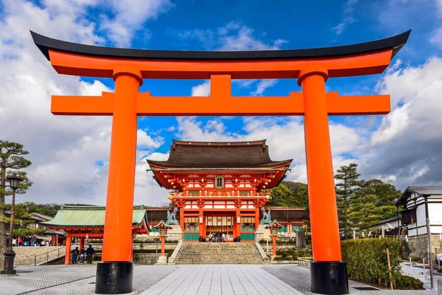 Kyoto: Private tour with Kyoto's licensed guide. Spanish - Fushimi Inari Taisha: torii gates and fox statues on a long stroll