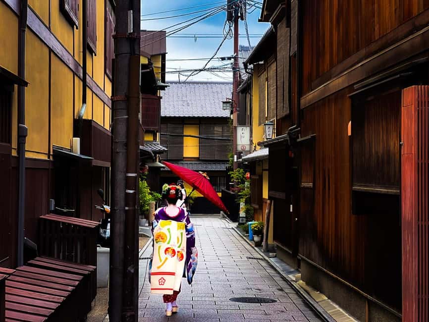 Kyoto: Secrets of Gion – Geisha Culture Walking Tour - Yasaka Shrine and Maruyama Park: festivals, superstition, and first calm