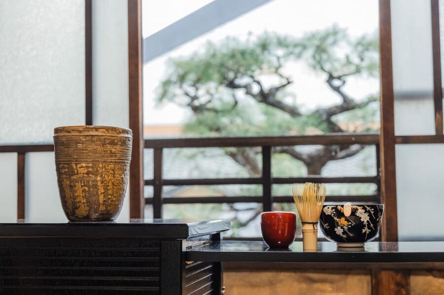 Kyoto: Table-Style Tea Ceremony at a Kyo-Machiya - Before Matcha: Garden Purification and Etiquette You Can Use
