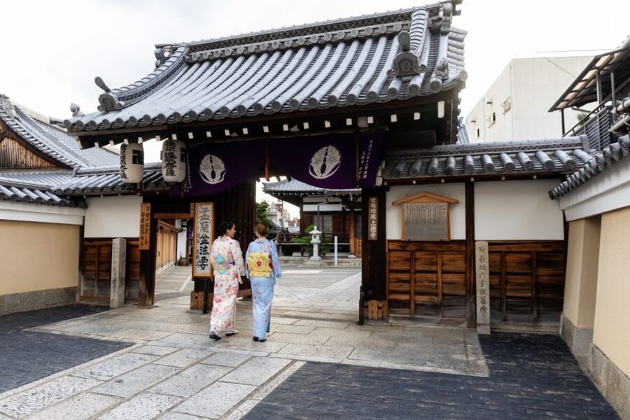Kyoto: Tea Ceremony Ju-An at Jotokuji Temple - Inside the Grand Tearoom: shoes off, seating choices, and what to expect