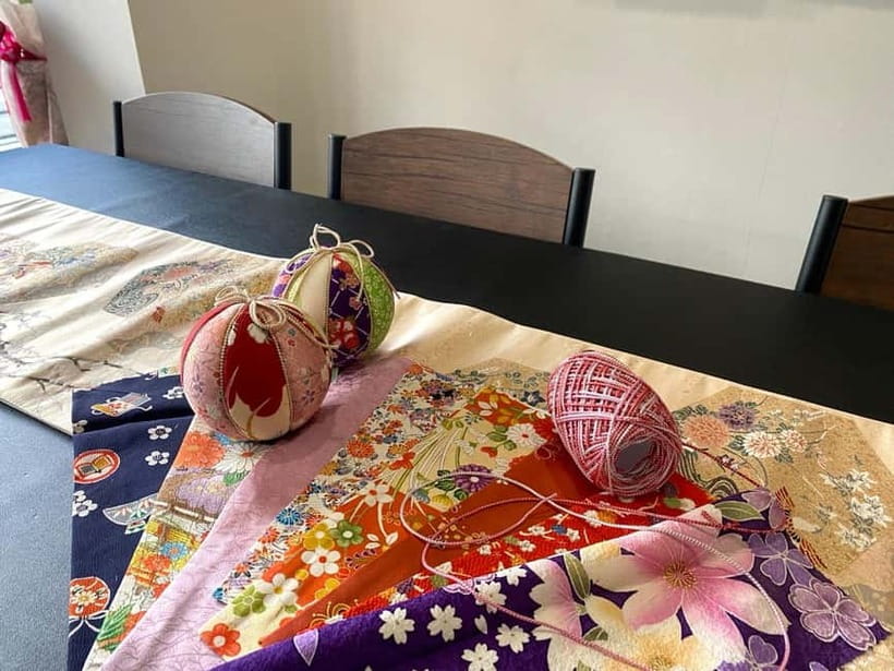 Kyoto: Traditional Kimono Fabric Handicrafts Workshop - Entering the antique boutique: your first win is picking the fabrics