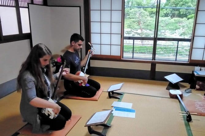 Learn Japanese guitar "Shamisen" - A Shamisen Lesson Inside a Private Kyoto House