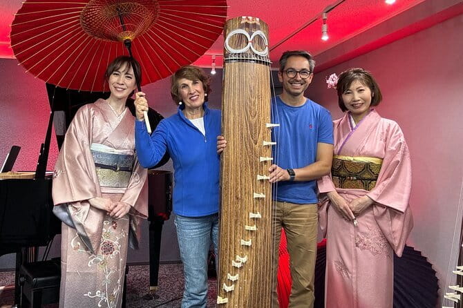 Learn Japanese guitar "Shamisen" - Professional Musicians and a Room That Lets Sound Through