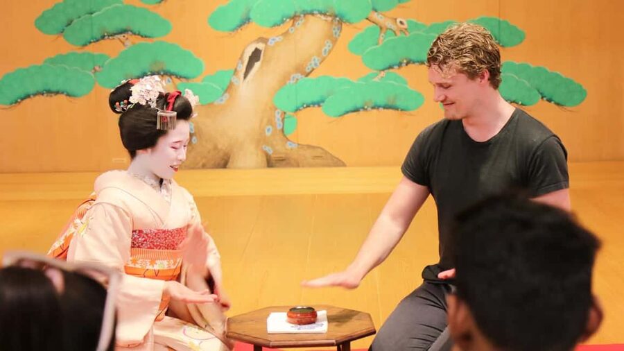 Maiko Dance and Tea Ceremony on a Noh Stage in Kyoto - Where you meet and how arrival works at Kurochiku Tensho-kan