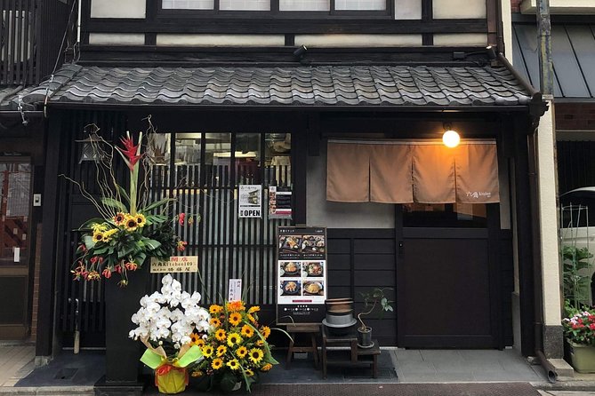 Mesmerizing Dinner with Maiko & Geisha - The Setting: An Old Wooden Restaurant Vibe in Kyoto