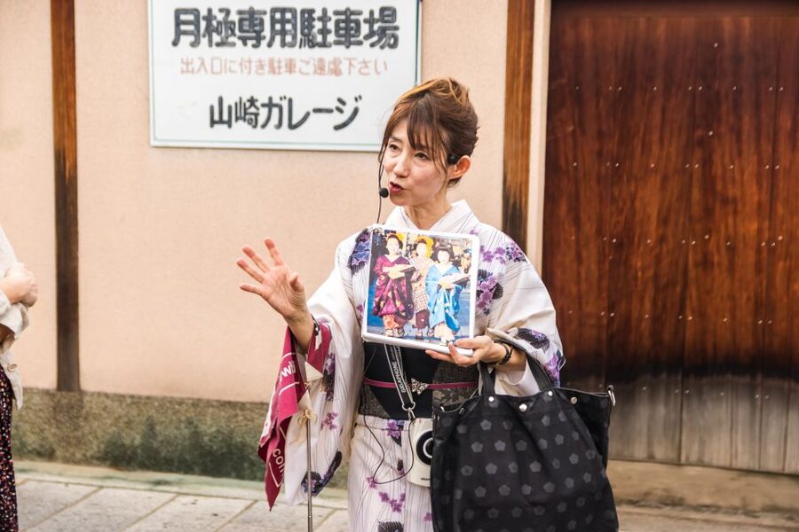 Night Walk in Gion: Kyoto's Geisha District - Finding the Start in Gion: Gion Omoide Museum to Izutsu Yatsuhashi