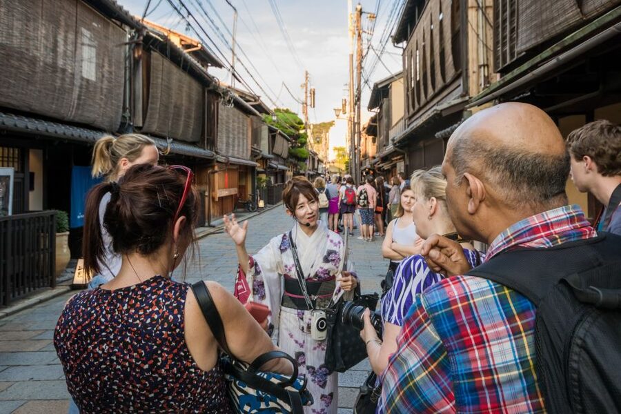 Night Walk in Gion: Kyoto's Geisha District - Etiquette Lessons You Can Use Immediately