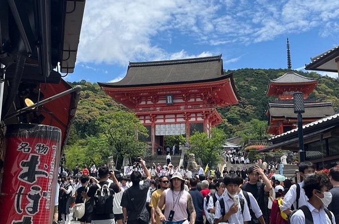 Private Custom Tour of Kiyomizu & Yasaka—by Young Local Guides - Yasaka Shrine at Gion’s edge: lanterns, red gate, and a smoother temple-to-street transition