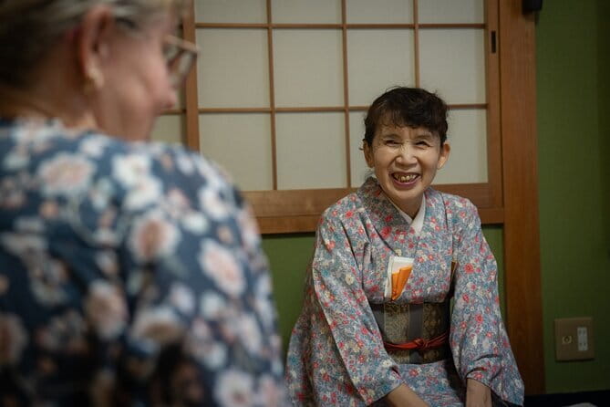 Tea Ceremony Experience in Kyoto - Chisato’s teaching style and how English support works