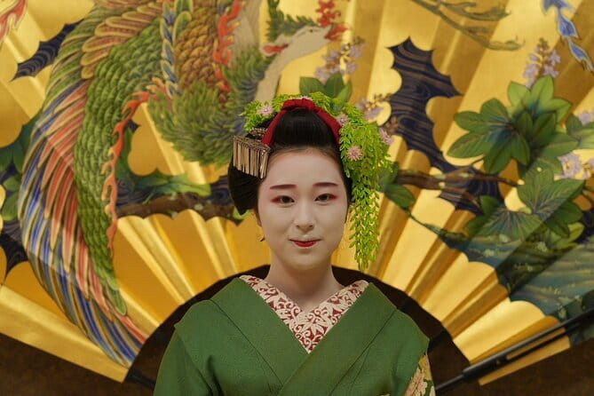 The Art of Geisha: Exclusive Show & Gion Walking Tour - Tea, snacks, and the quiet comfort of sitting still